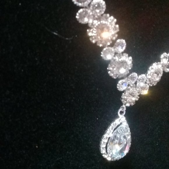 CZ crystal floral teardrop necklace - Picture 4 of 6